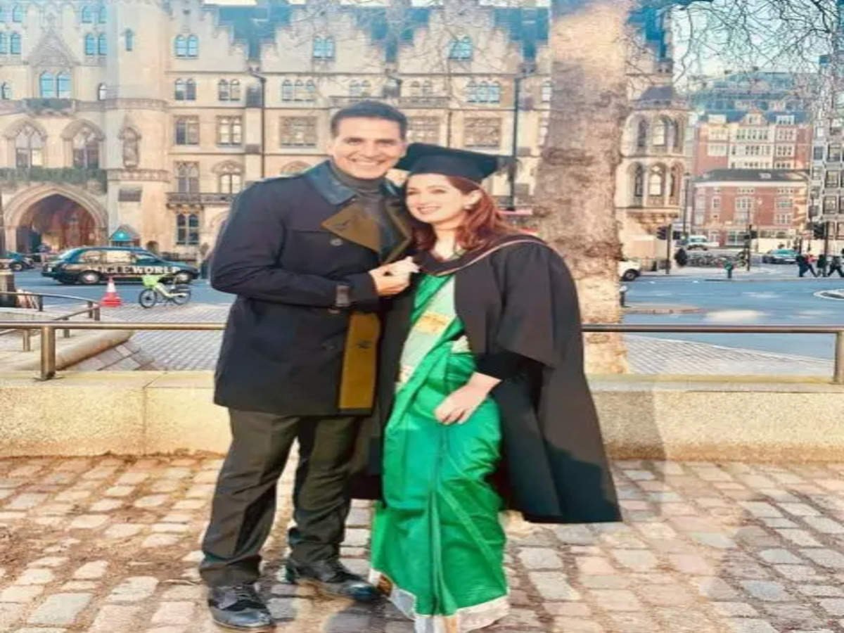 Akshay Kumar Gets Emotional as Twinkle Khanna Graduates from University HD Photos